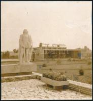 cca 1970 A szigetvári Zrínyi-szobor és a mögötte levő Zrínyi Filmszínházról készített fotó, hátoldalán kasírozásnyommal, felületén javítás, 19×17,5 cm