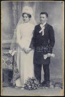 cca 1900 Fiatal pár esküvői fotója, keményhátú fotó Kohlmann Sándor ungvári műterméből, körbevágott, karcos, kopásnyomokkal, 19x13 cm