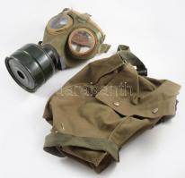 Régi gázmaszk, tartójában.