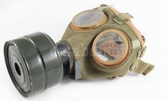 Régi gázmaszk, tartójában