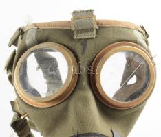 Régi gázmaszk, tartójában