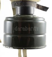 Régi gázmaszk, tartójában