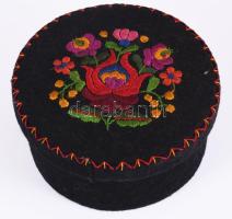 Iparművész díszdoboz, tele klf bizsuval, közte érdekes darabokkal.