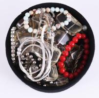 Iparművész díszdoboz, tele klf bizsuval, közte érdekes darabokkal