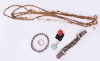 Iparművész díszdoboz, tele klf bizsuval, közte érdekes darabokkal