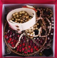 Kis doboznyi különféle bizsu.