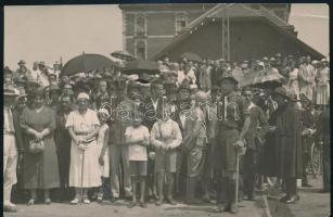 1933 Az 1933-as gödöllői jamboree-ra utazó cserkészek és hozzátartozóik egy pályaudvaron, fotó hátoldalán felirattal, kis javítással, 10,5×16 cm