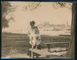 cca 1910 Pozsonyi (Felvidék) fotó, háttérben a várral, felületén törésnyomok, 8×11 cm