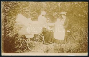 cca 1905 Padon ülő pár nagy kerekű babakocsival, fotó, 6,5×10,5 cm