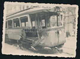 1956 Budapest, szovjetek által kilőtt villamos a körúton, fotó, jó állapotban, 6×8,5 cm