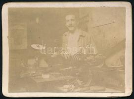 1905 Esztergályos műhely, háttérben Hoffher és Schrantz naptárral a falon, keményhátú fotó, 9×12 cm