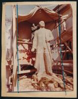 1963 Nagyméretű Lenin szobrot faragnak fából, közlésre előkészített fotó kartonra ragasztva, 12×9 cm