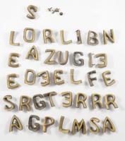37 darab öntött bronz betű, 4 cm magas.