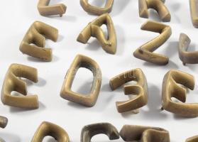 37 darab öntött bronz betű, 4 cm magas