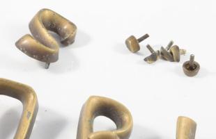 37 darab öntött bronz betű, 4 cm magas