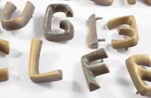 37 darab öntött bronz betű, 4 cm magas