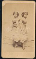 cca 1865-1870 Millie és Christine McKoy (1851-1912) afroamerikai sziámi ikrek (az 1863-as rabszolga-felszabadítás előtt Amerikában az úgynevezett "freak show"-k keretében látványosságként mutogatták őket; felszabadulásuk után utazó előadókként világszerte fellépéseket tartottak), vizitkártya egy philadelphiai műteremből, 10,5x6 cm // cca 1865-1870 Millie and Christine McKoy (1851-1912) African-American pygopagus conjoined twins, cdv photo from a studio in Philadelphia, 10.5x6 cm