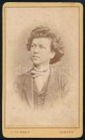 cca 1870-1880 Fiatalember portréja, vizitkártya Mager Ottó komáromi (Komorn, Komárno) műterméből, 10,5x6,5 cm