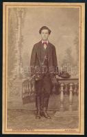 cca 1880 Fiatalember egészalakos portréja, utólagos színezéssel, vizitkártya Drescher és Weisz aradi műterméből, 10,5x6,5 cm