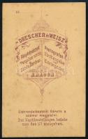 cca 1880 Fiatalember egészalakos portréja, utólagos színezéssel, vizitkártya Drescher és Weisz aradi...