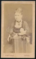 cca 1870 Hölgy portréja, vizitkártya W. Rottmann csákovai (Ciacova) műterméből, hátoldalán kis ragasztásnyommal, 10,5x6,5 cm (Ritka!)