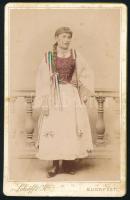 cca 1880-1890 Fiatal hölgy magyaros ruhában, vizitkártya Schöfft Károly budapesti műterméből, utólagos színezéssel, 10,5x6,5 cm