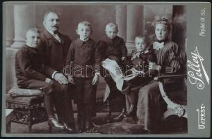 cca 1910 Elegáns polgári család négy gyermekkel, kabinetfotó Selley (Sellei) Károly újpesti műterméből, 10,5x16,5 cm