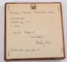 Hollósy Katalin (1955- ): Halomban 2003, zománcozott rézlemez, hátulján autográf felirattal, fa kere...