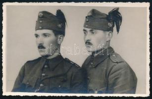 1943 Kassa, a m. kir. 58. határvadász zászlóalj két katonája, dedikált fotólap, 8,5x13,5 cm
