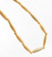 Csont nyaklánc, kagyló medállal, h: 56 cm