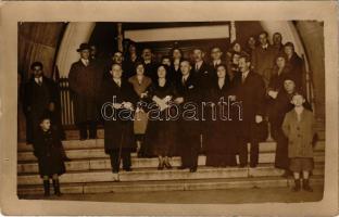 1932 Budapest VI. esküvő (?), násznép a Városligeti fasori református templom előtt. Olympia photo (EK)