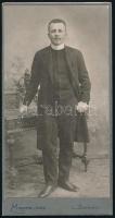 cca 1910 Csaba Gyula (1882-1945), Péteri evangélikus lelkésze, kabinetfotó Magyar Imre budapesti műterméből, 20x10,5 cm. (1945. május 1-jére virradó éjjel mártírhalált halt, miután Gyömrő környékén tevékenykedő önjelölt "rendfenntartók" a parókiáról elhurcolták és borzalmas kínzásoknak vetették alá.)