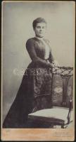 cca 1900 Komporday Hugóné Győry Margit székesfővárosi énektanárnő, az Akadémia műfordítója, kabinetfotó Uher Ödön budapesti műterméből, a hátoldalon feliratozva, kissé viseltes, 20,5x11 cm