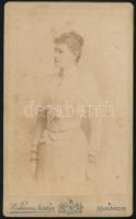 cca 1900 Fiatal hölgy portréja, vizitkártya Wittmann Nándor komáromi műterméből, 11x6,5 cm