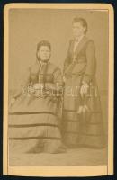 cca 1870 Anya és lánya portréja, vizitkártya Ferd. Wittmann (Wittmann Nándor) komáromi (Komorn, Komárno) műterméből, alja vágott, 10x6,5 cm