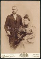 cca 1890-1900 Házaspár portréja, kabinetfotó Wittmann Nándor komáromi (Komorn, Komárno) műterméből, 16x11 cm