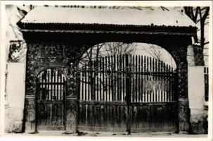 1943 Sepsiszentgyörgy, Sfantu Gheorghe; Székely Nemzeti Múzeum, Zetelaki kapu. A képeslap címzettje Dr. Gyulai Zoltán (1887-1968) fizikus, egyetemi tanár, az MTA tagja / museum, Székely gate from Zetea, letter sent to a Hungarian physicist