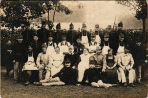 Magyar katonák, hadtáposok, konyhai személyzet csoportképe / group picture of Hungarian soldiers and kitchen crew. photo