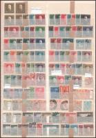 222 db régi bélyeg, köztük vágott Bosznia is, nagyalakú berakólap mindkét oldalán