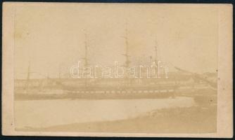 cca 1870-1880 Pola, vitorlás hajók a kikötőben, keményhátú fotó L. Mioni műterméből, 6x10,5 cm