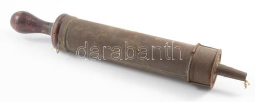 Régi kolbásztöltő, sérüléssel, h: 32 cm