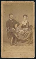 cca 1870 Házaspár portréja, vizitkártya Weissbach H. selmecbányai (Schemnitz, Banská Štiavnica) műterméből, a hátoldalon "Modori papok" (?) felirattal, foltos, 10,5x6,5 cm