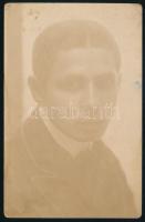 1911 Orosháza, Justh Gyula (1887-1955) színész dedikált fotólapja (,,Rosen Pistának baráti szeretettel Justh Gyula"), kissé foltos, 14x9 cm