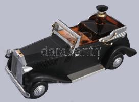 Rolls-Royce alakú italkínáló, italos üveggel, 4 pohárral (egyik pótolt), h: 39 cm