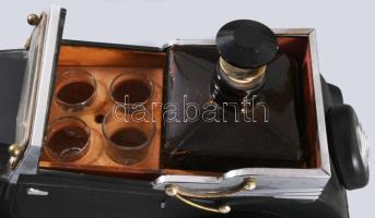 Rolls-Royce alakú italkínáló, italos üveggel, 4 pohárral (egyik pótolt), h: 39 cm