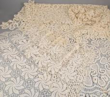 3 darab régi terítő, az egyik nagyobb méretű.