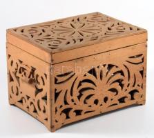 Faragott áttört fa ládika. 19x14x13 cm