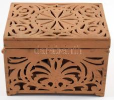 Faragott áttört fa ládika. 19x14x13 cm