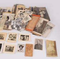 Nagy fotó és képeslap tétel, benne vizitkátyák, katonai fotók régi képeslapok, néhány számolócédula,...