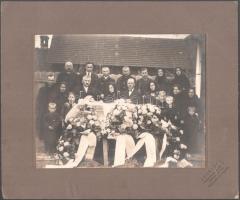 cca 1910 Temetésen készült fotó, kartonra kasírozott fotó, Erdélyi L. fényképészeti nagyító és festészeti műterme, Tótkomlós és Nagylak, 17x21,5 cm, karton: 25x30 cm